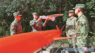 锻练员进行靶机基础学问训导。王 杨摄